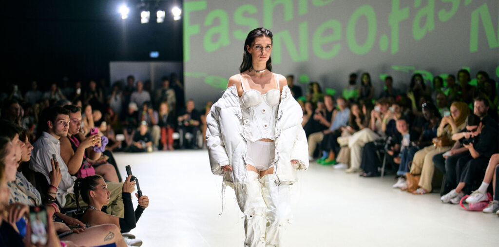 Neo.Fashion. 2024 präsentiert die besten Graduiertenkollektionen, aufstrebende Designer:innen & Digitale Artists