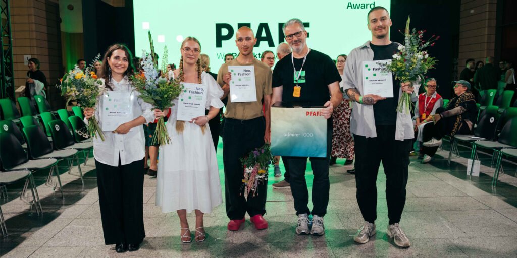 Die Gewinner:innen: Nadine Aurin-Liew, Marie-Louise Müller, Marvin Mülleck, Christian Nemnich (v.l.n.r.).
Photo: Robert Schlesinger.